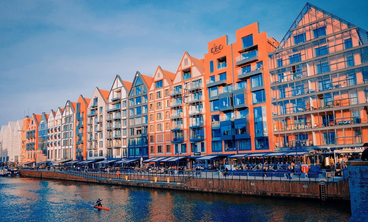 gdańsk, a quarter of tenement houses, apartment building, island of granaries, architectural style, business center, mob, hotel, coffeehouses, restaurant, café, canoeist, kayak